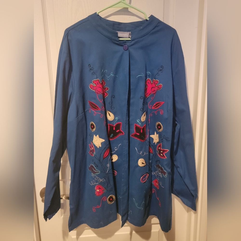 BNWT, LIZ AND ME, PLUS, BLUE BLOUSE WITH EMBROIDERED DETAILS.